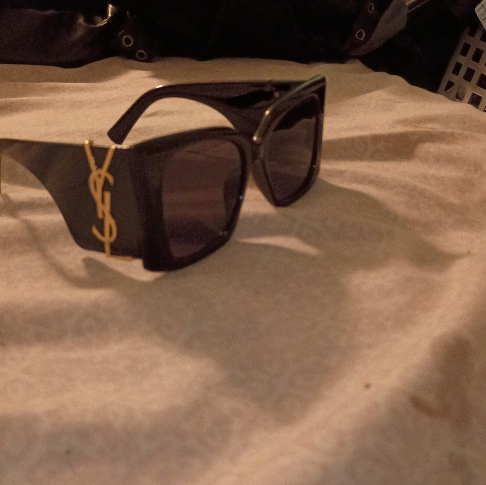 Yves Saint Laurent Black Sunglasses with Gold YSL Logo - Picture 4 of 6
